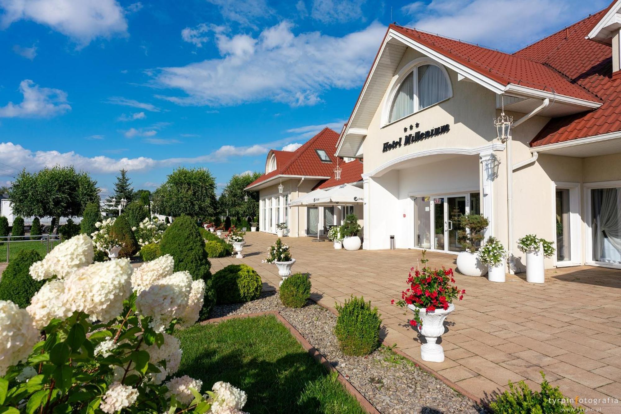 Hotel Millenium Gora Motyczna Экстерьер фото